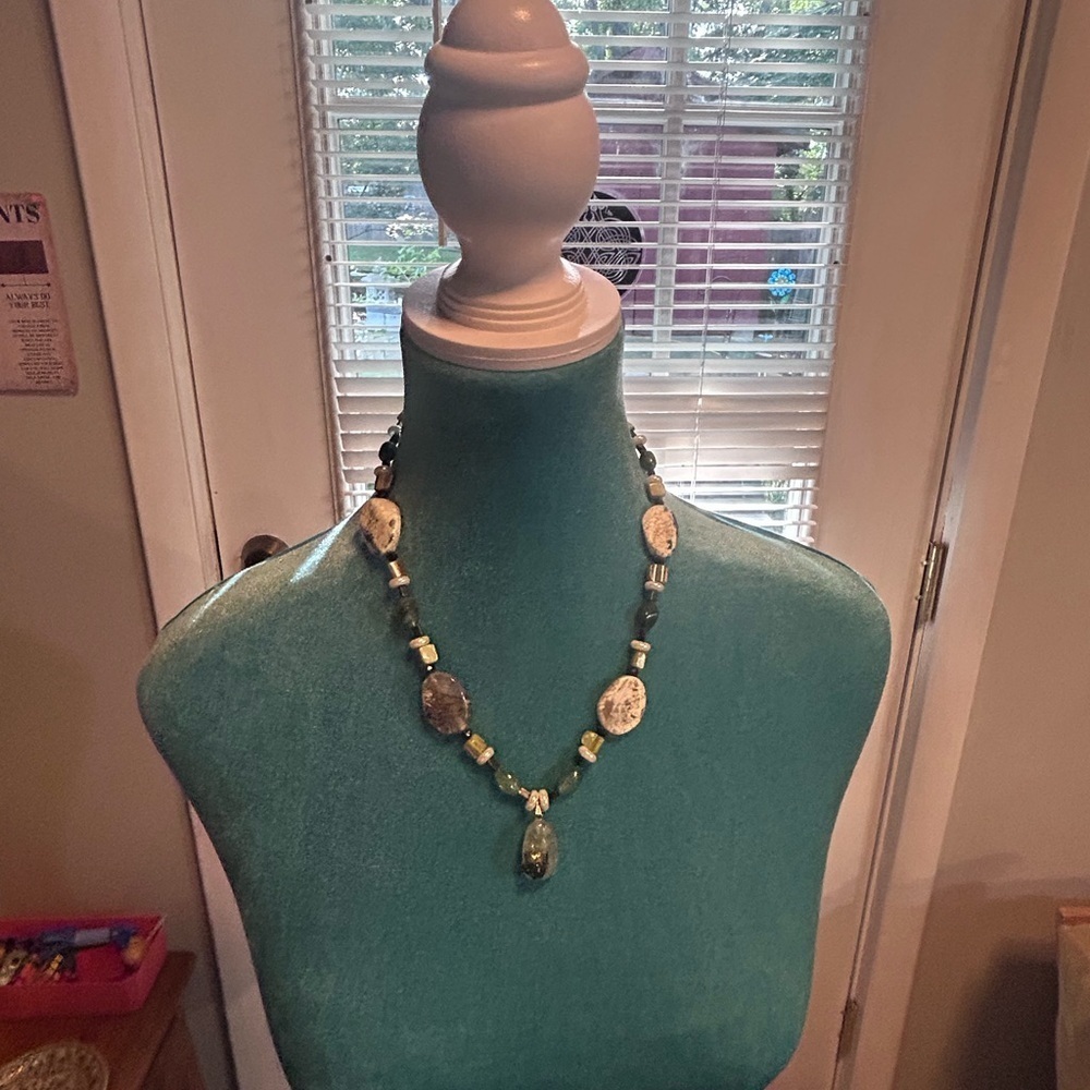 Quartz and Howlite Natural Stone Beaded Necklace -